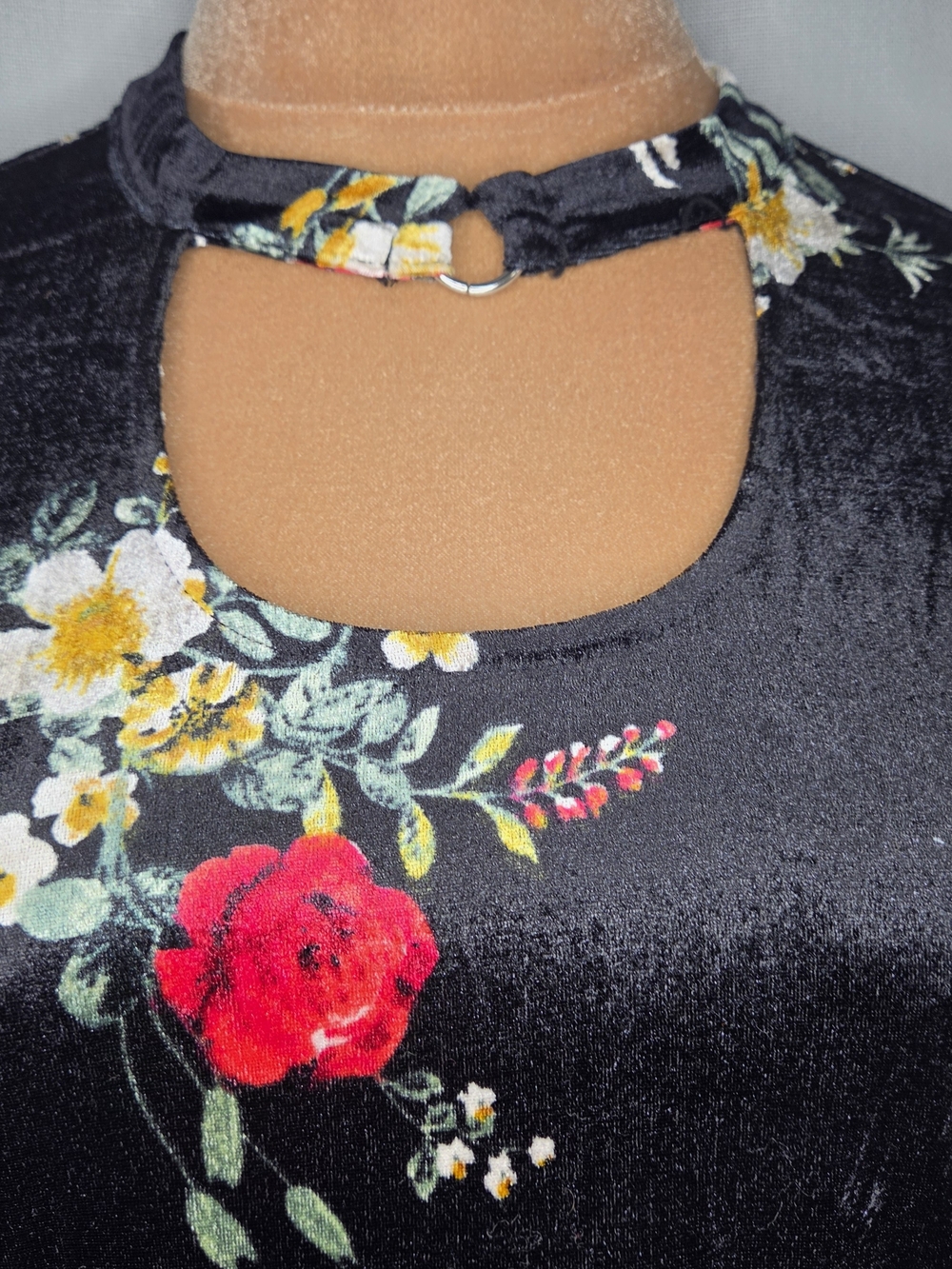 Women’s Black Floral Velvet Cutout Long-Sleeve Top By No Boundaries Size Large - Picture 2 of 9